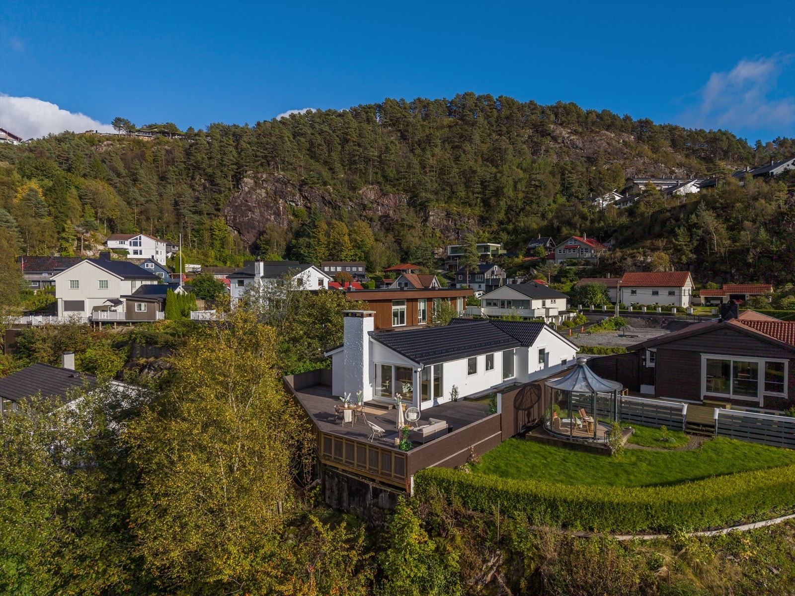 Stokkedalen er en hyggelig gate i et etablert og rolig boligområde, perfekt for barnefamilier. Galleribilde