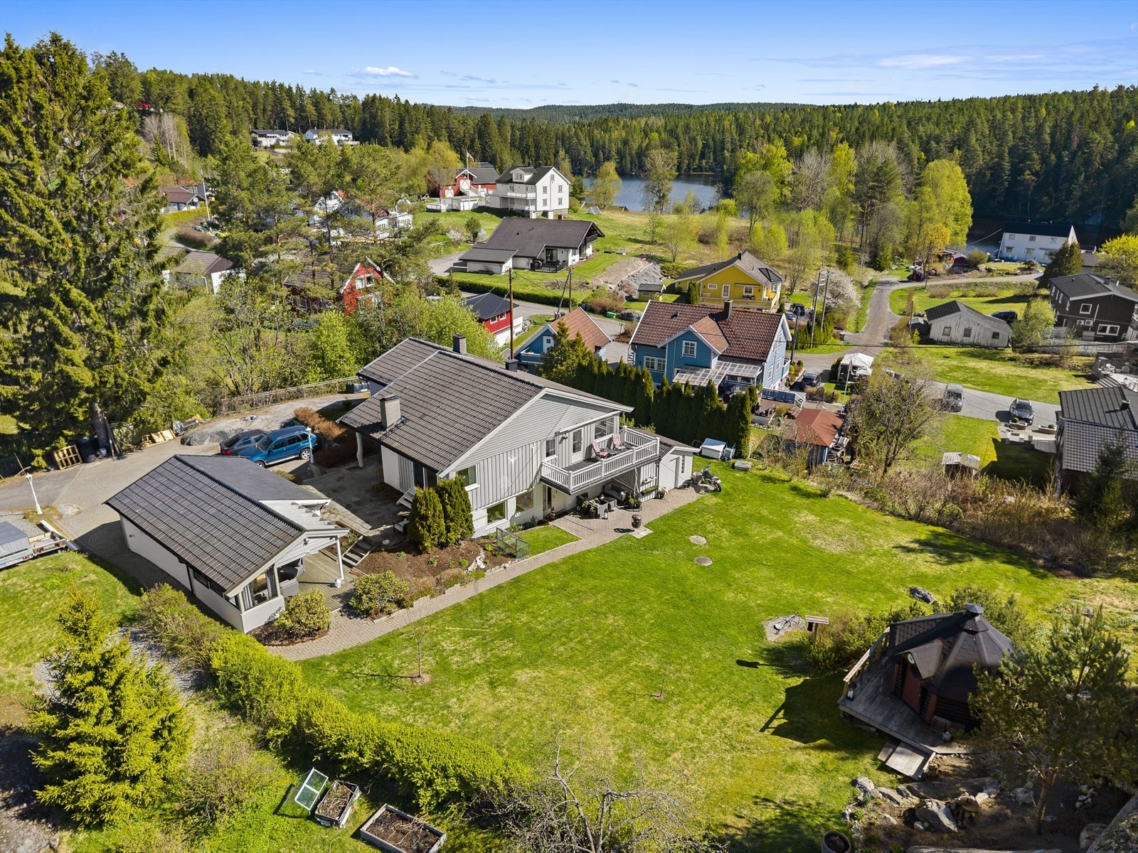 Solrik og meget pent opparbeidet tomt på ca. 2 mål med flere hyggelige uteplasser. Galleribilde