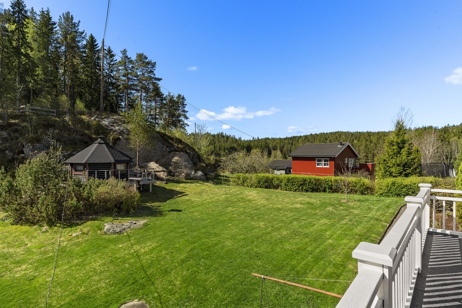 Eiendommen byr på flere hyggelige uteplasser med gode solforhold og naturskjønne omgivelser. Galleribilde