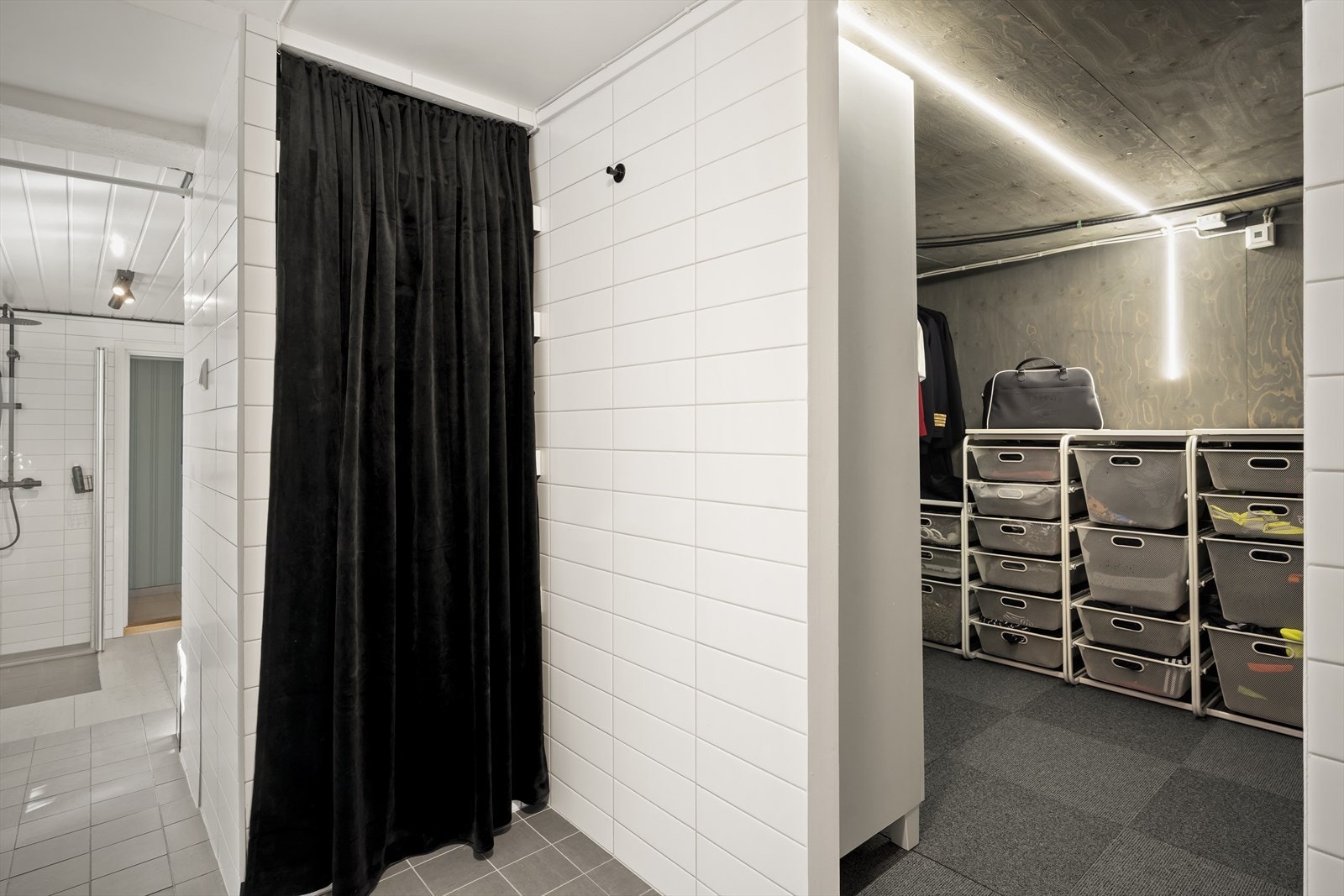 Romslig bod innredet og benyttet som walk-in-closet med plass til klær, sko og oppbevaring. Galleribilde