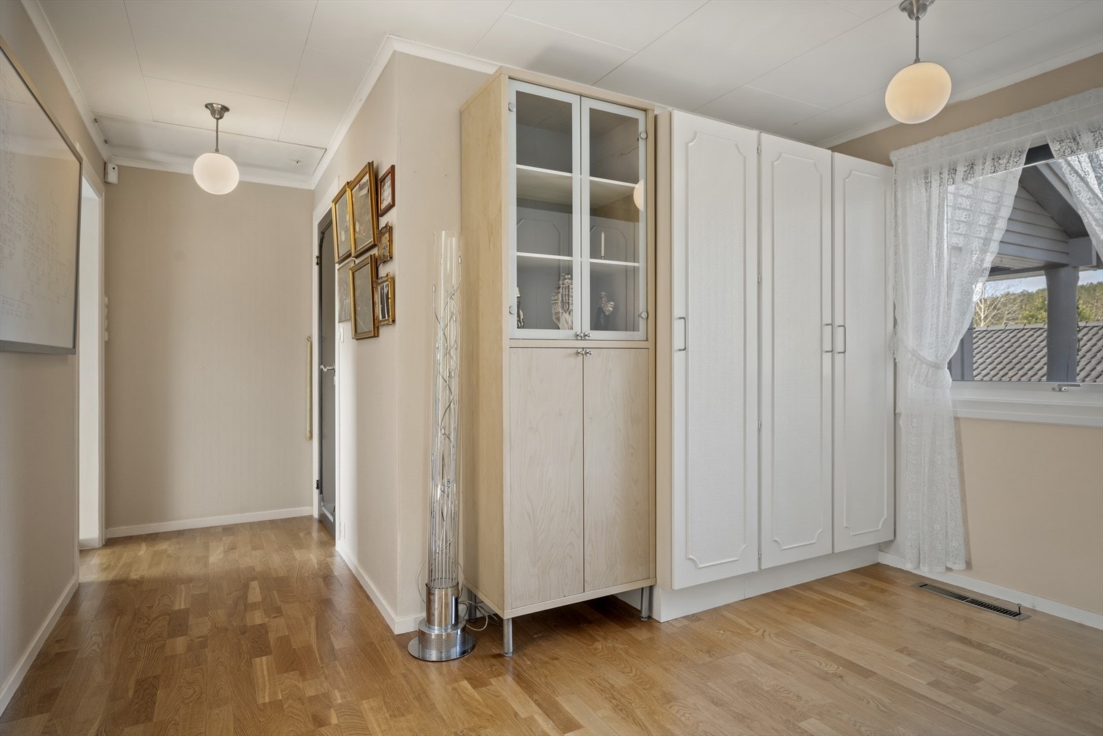 Gang med god plass til garderobeskap og oppbevaring. Galleribilde