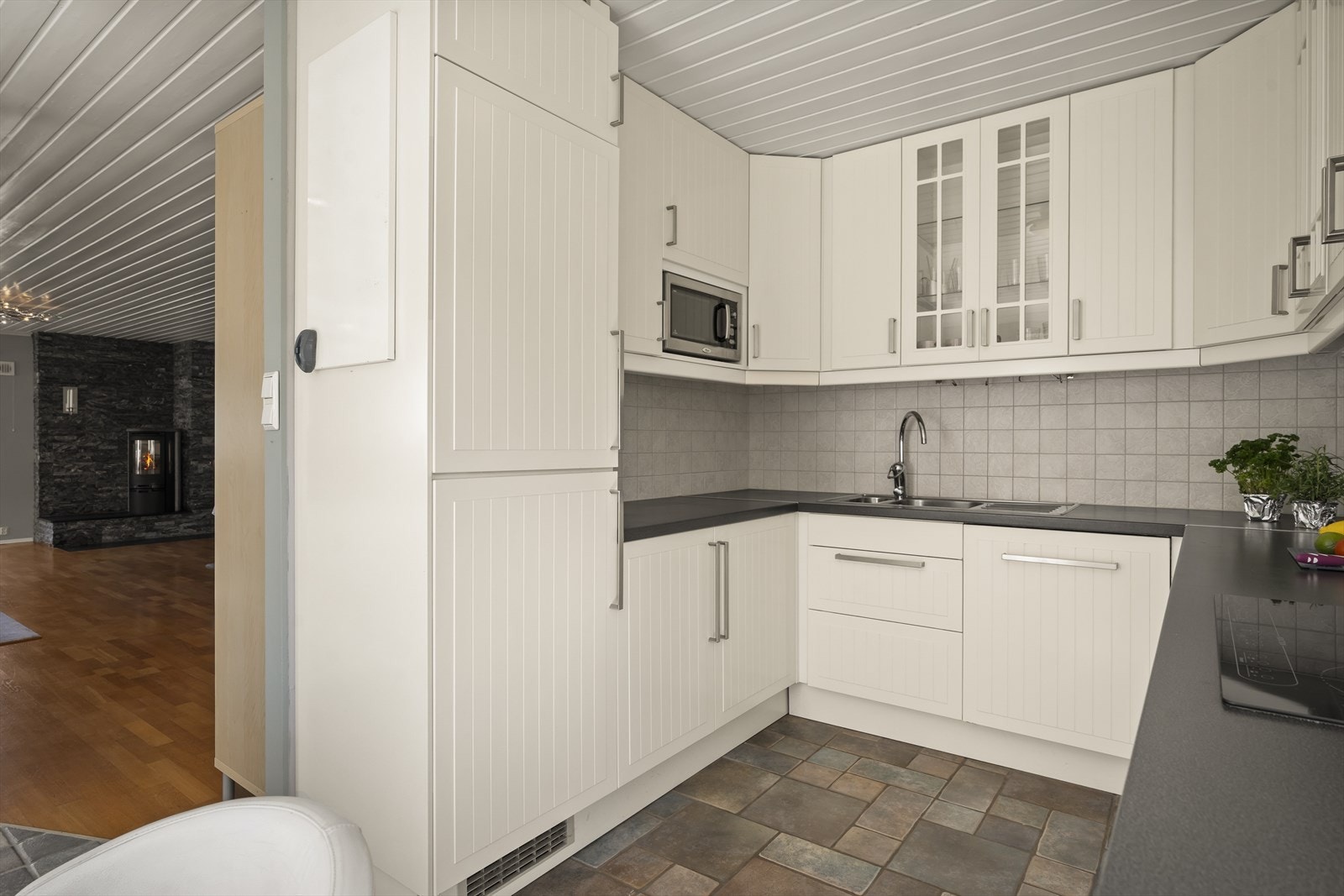 Praktisk kjøkkeninnredning med godt med skap- og benkeplass samt integrerte hvitevarer. Galleribilde