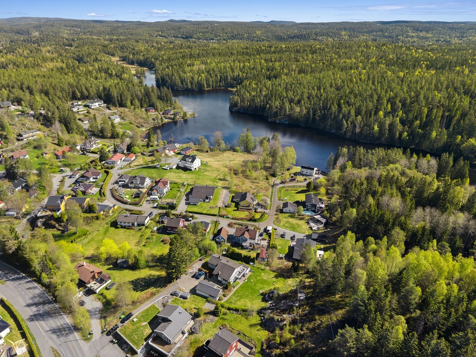 Kort vei til badeplass, turstier, skiløyper og flotte friluftsområder året rundt. Galleribilde