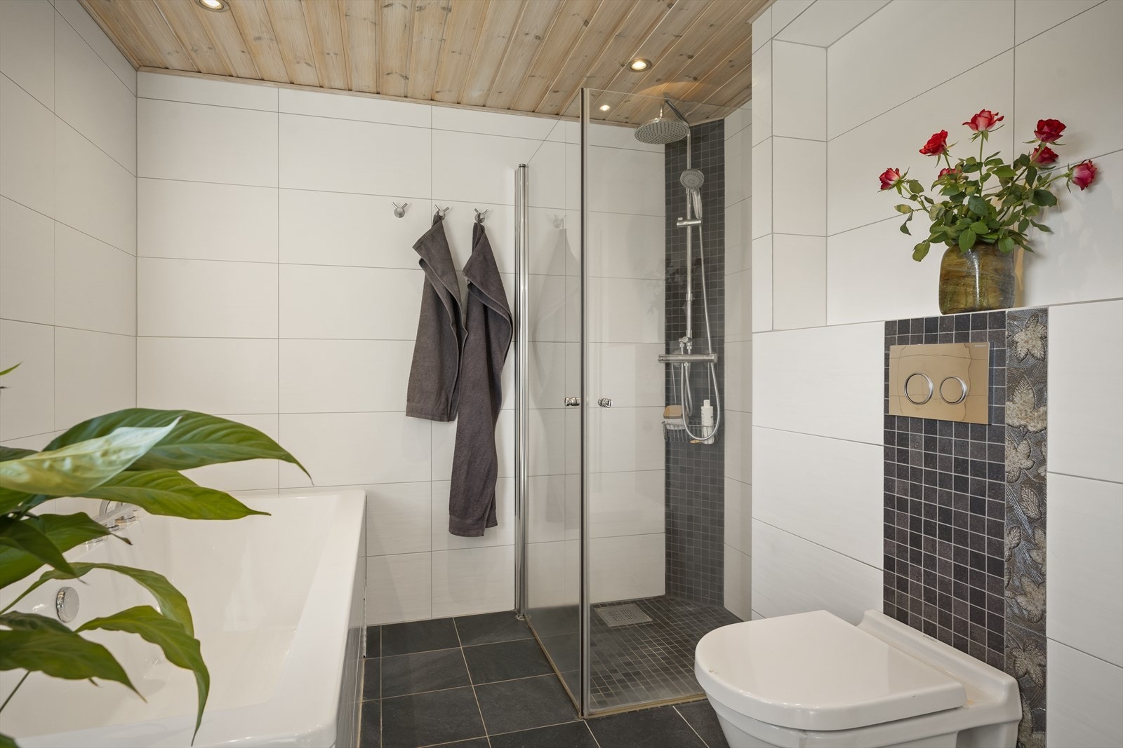 Badet ligger i praktisk tilknytning til soverommene. Galleribilde