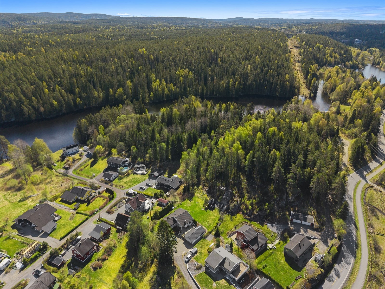 Familievennlig og attraktiv beliggenhet med kort vei til skole, barnehager, butikk og offentlig kommunikasjon. Galleribilde