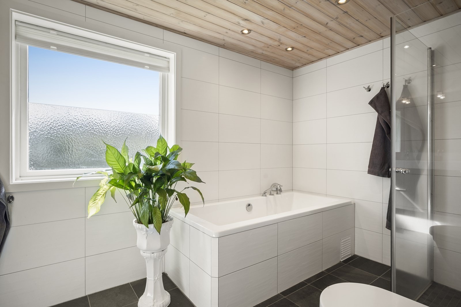 Gode oppbevaringsmuligheter, varmekabler i gulv og downlights i himling Galleribilde