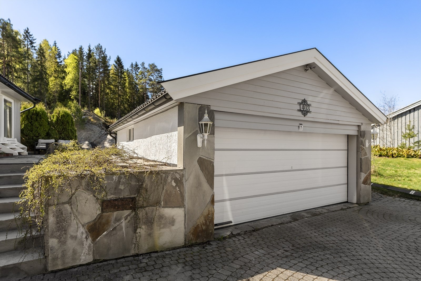 Dobbelgarasje i samme stil som boligen samt gode parkeringsmuligheter på egen gårdsplass. Galleribilde