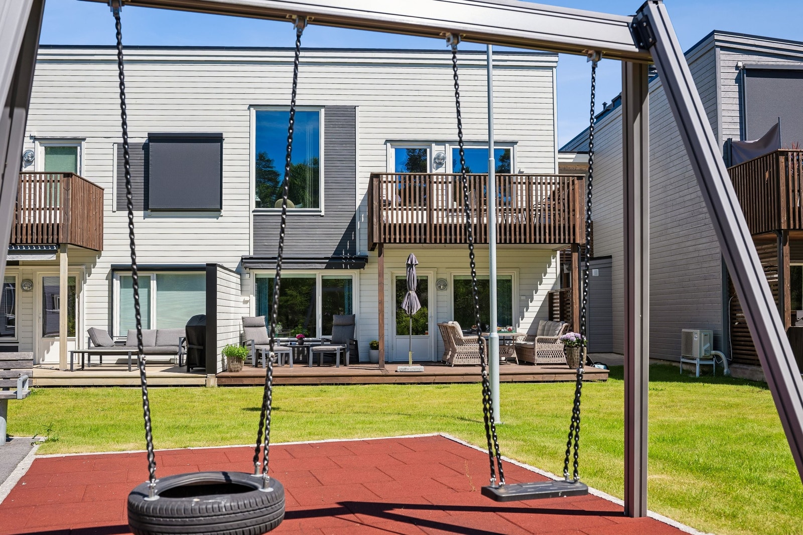 Fra terrassen har man direkte utgang til lekeplassen og felles uteområdet. Galleribilde