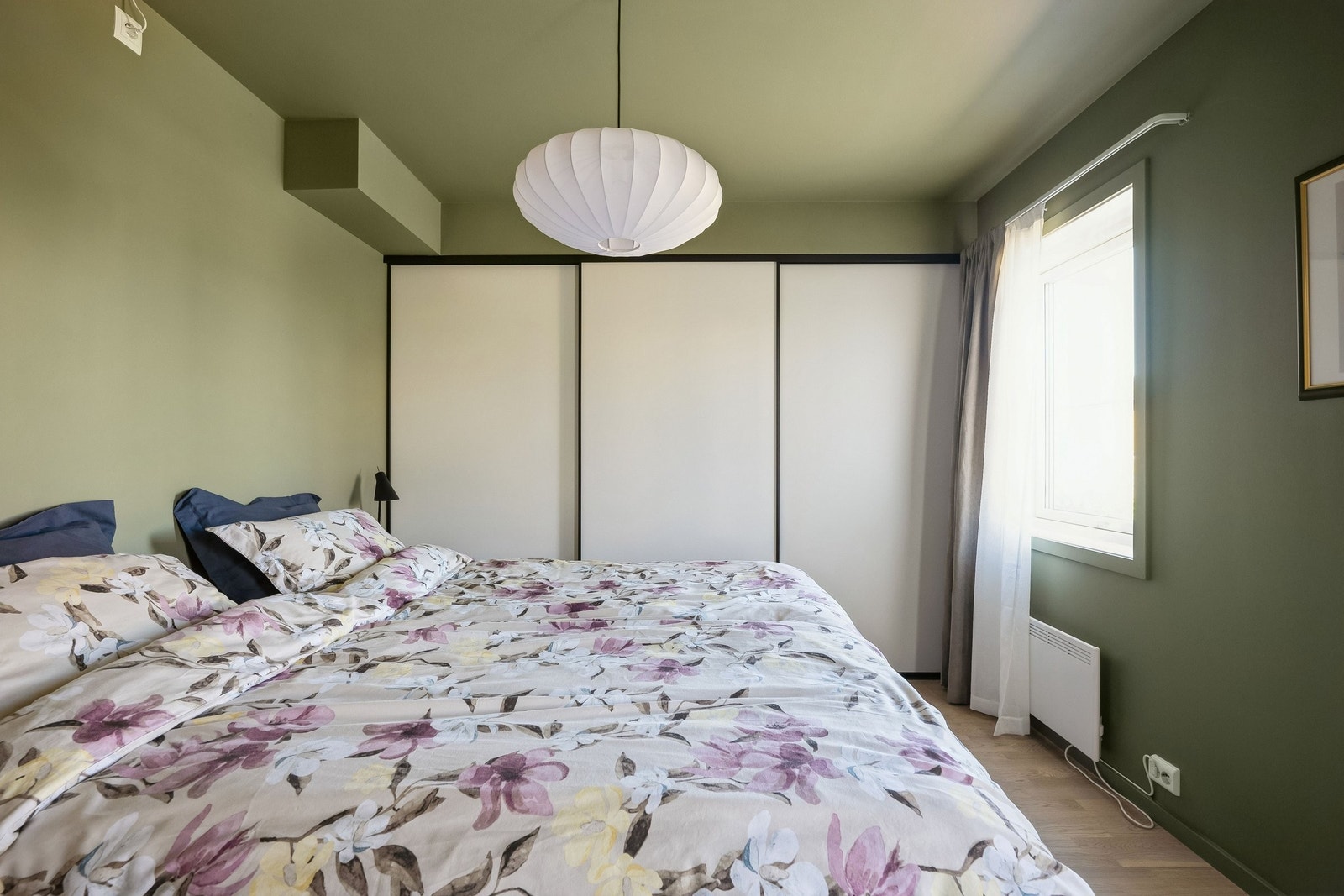 Hovedsoverommet har skyvedørsgarderobe med soft-close og har rikelig med oppbevaringsplass. Galleribilde