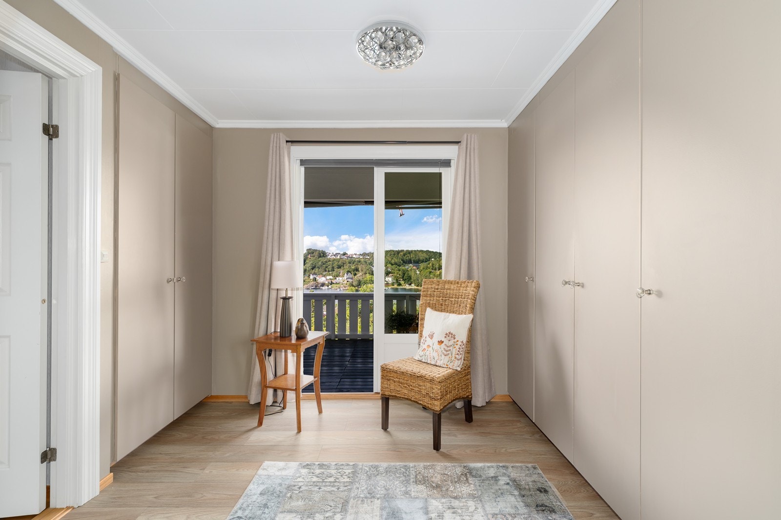 Det er godt med skapplass på soverom i 2.etg samt utgang til hyggelig veranda med flott utsikt Galleribilde