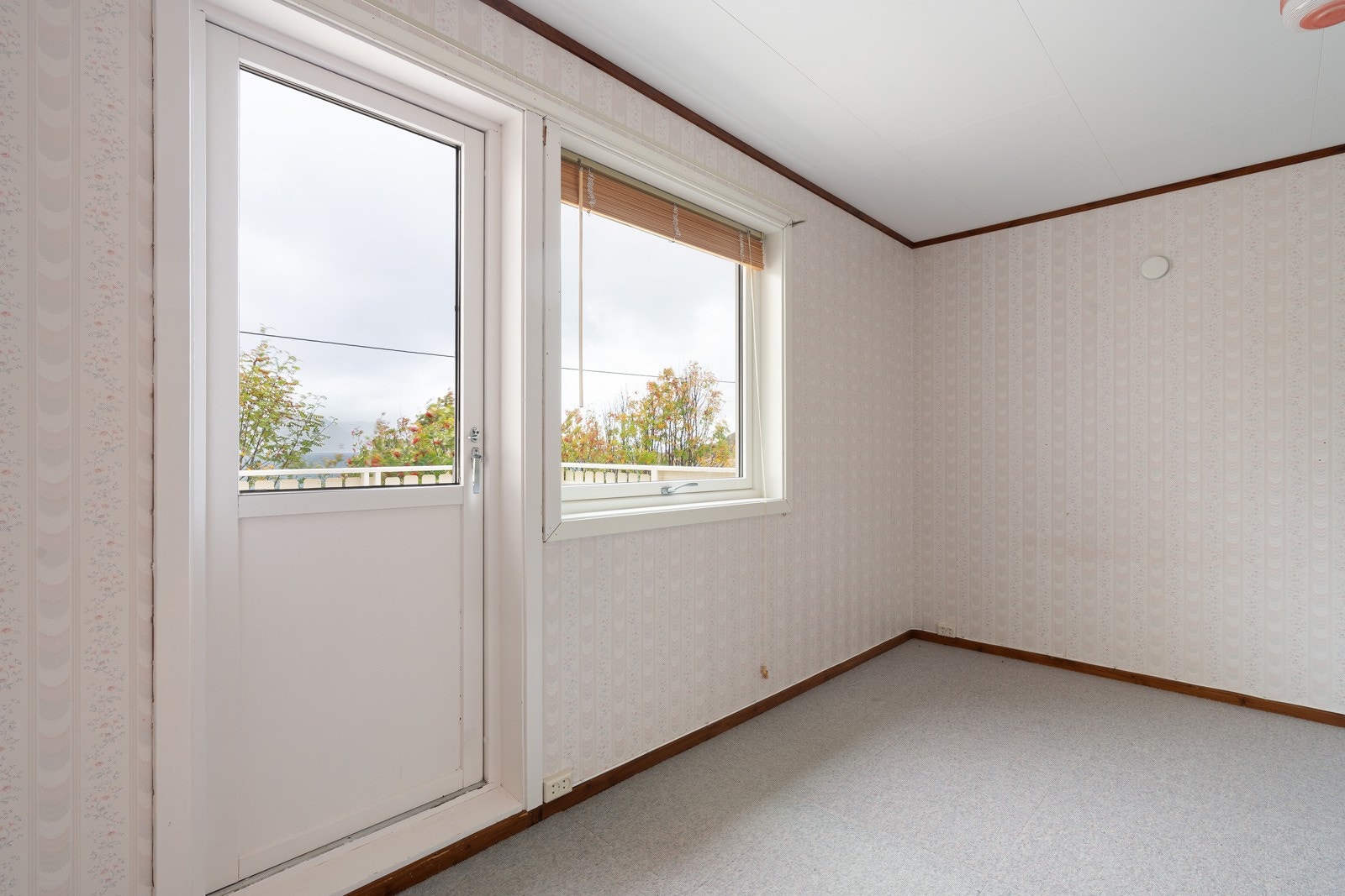 Soverommet har direkte utgang til verandaen, som gir en fin forlengelse av rommet..