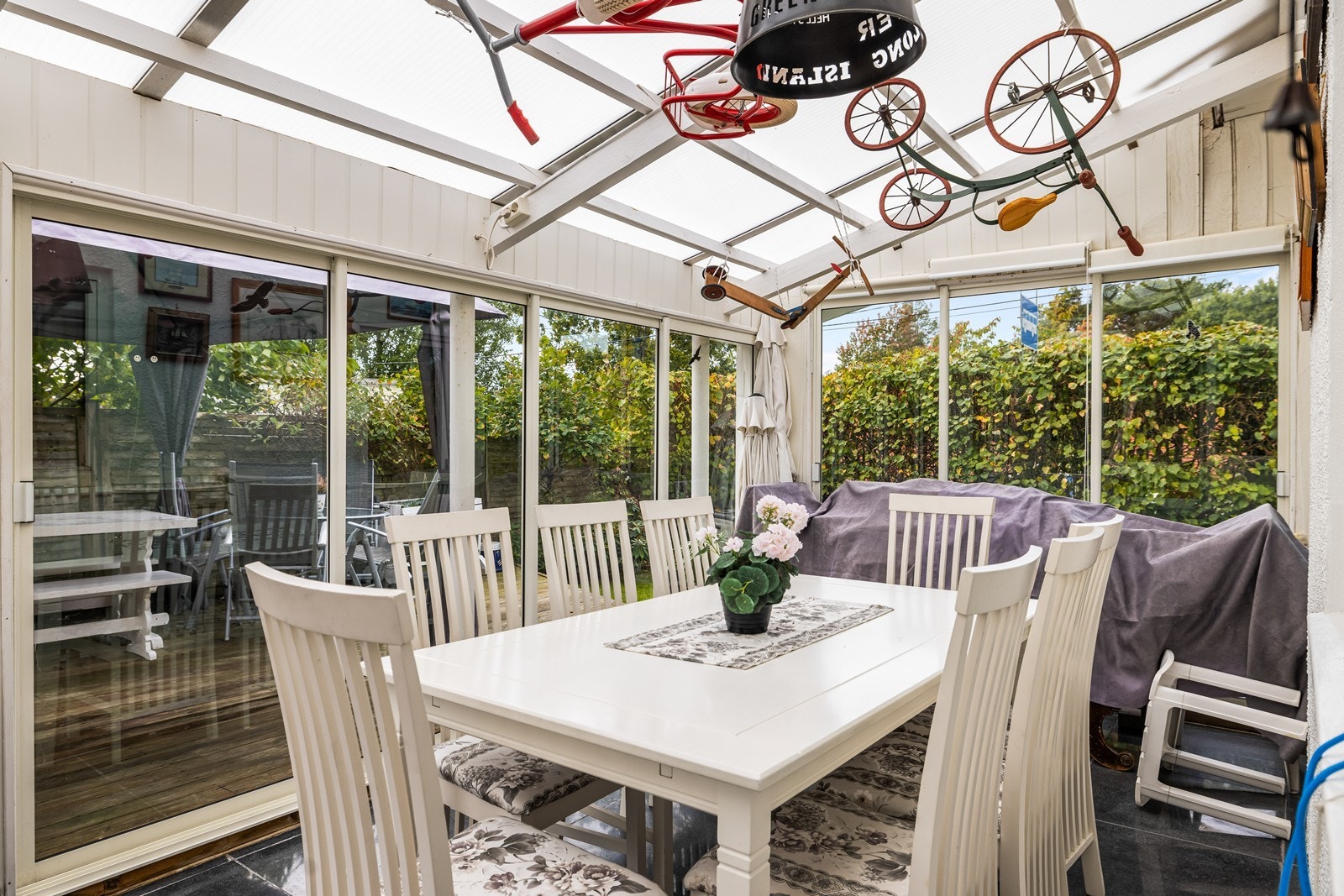 Innglasset terrasse på støpt plate med flislagt gulv. Galleribilde