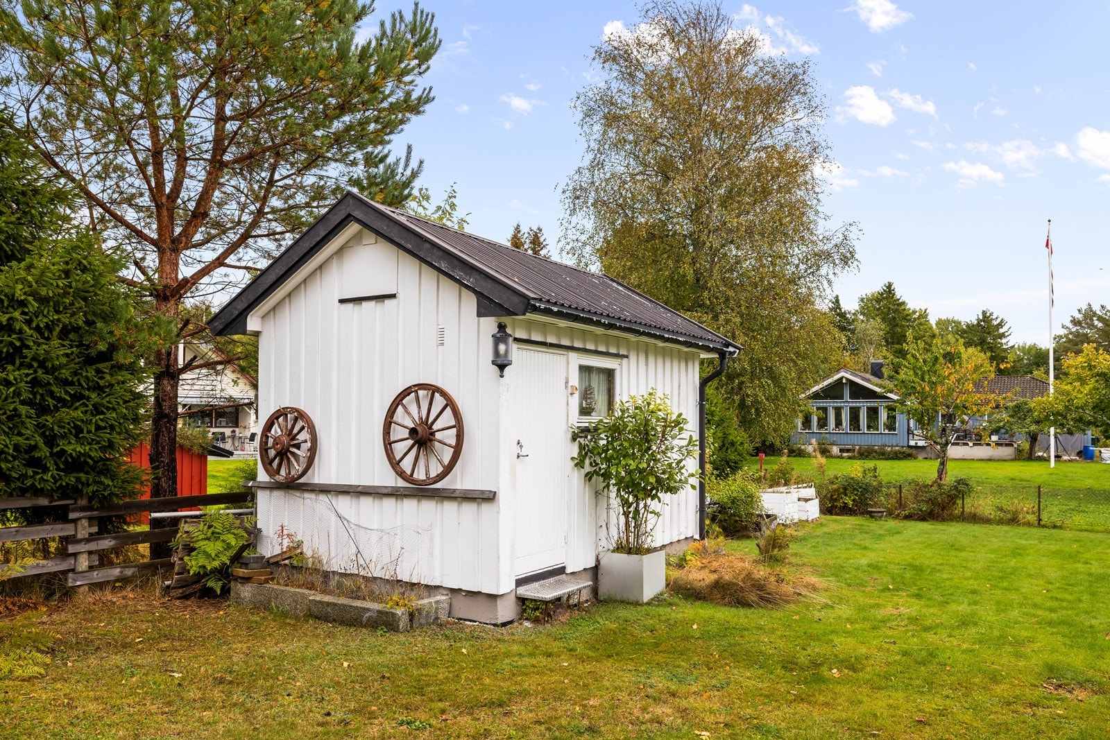 Frittstående verktøybod oppført i bindingsverk med utvendig trekledning. Galleribilde
