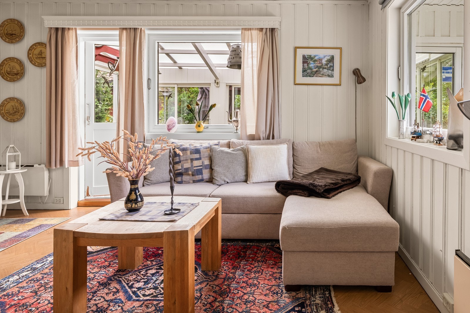 Fra stuen er det direkte utgang til den innglassede terrassen. Galleribilde