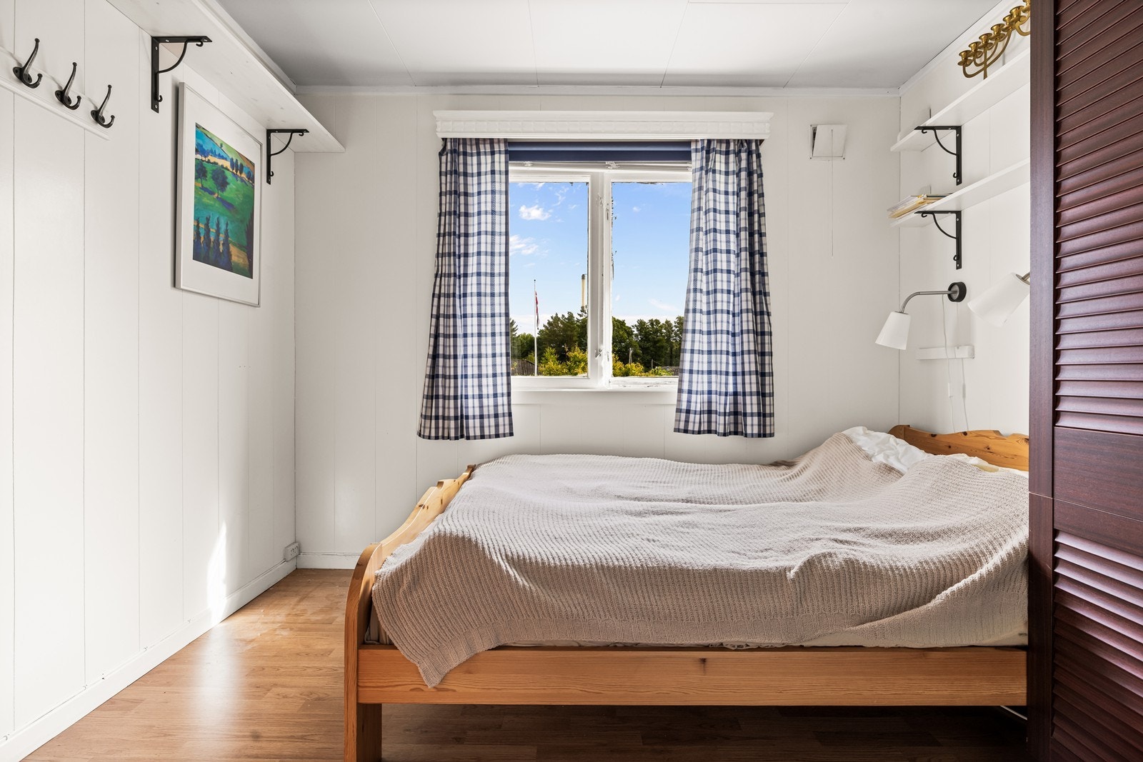 Soverommet har laminatgulv, malte panelplater og plass til dobbeltseng. Galleribilde