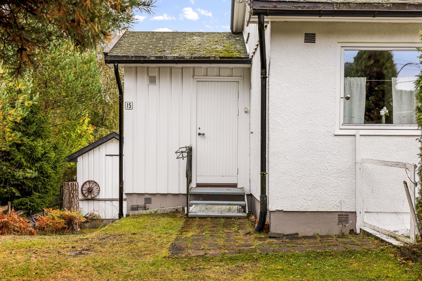 Adkomst til inngangspartiet via utvendig trapp i galvanisert stål. Galleribilde