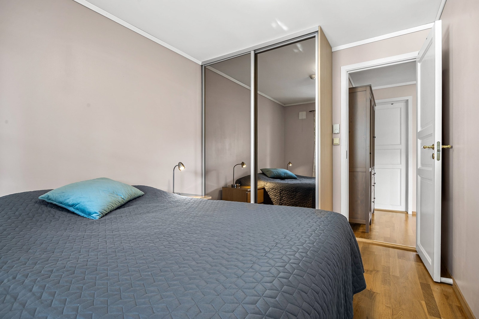 Hovedsoverommet har en skyvedørsgarderobe fra ca. 2014 med speilfronter. Galleribilde