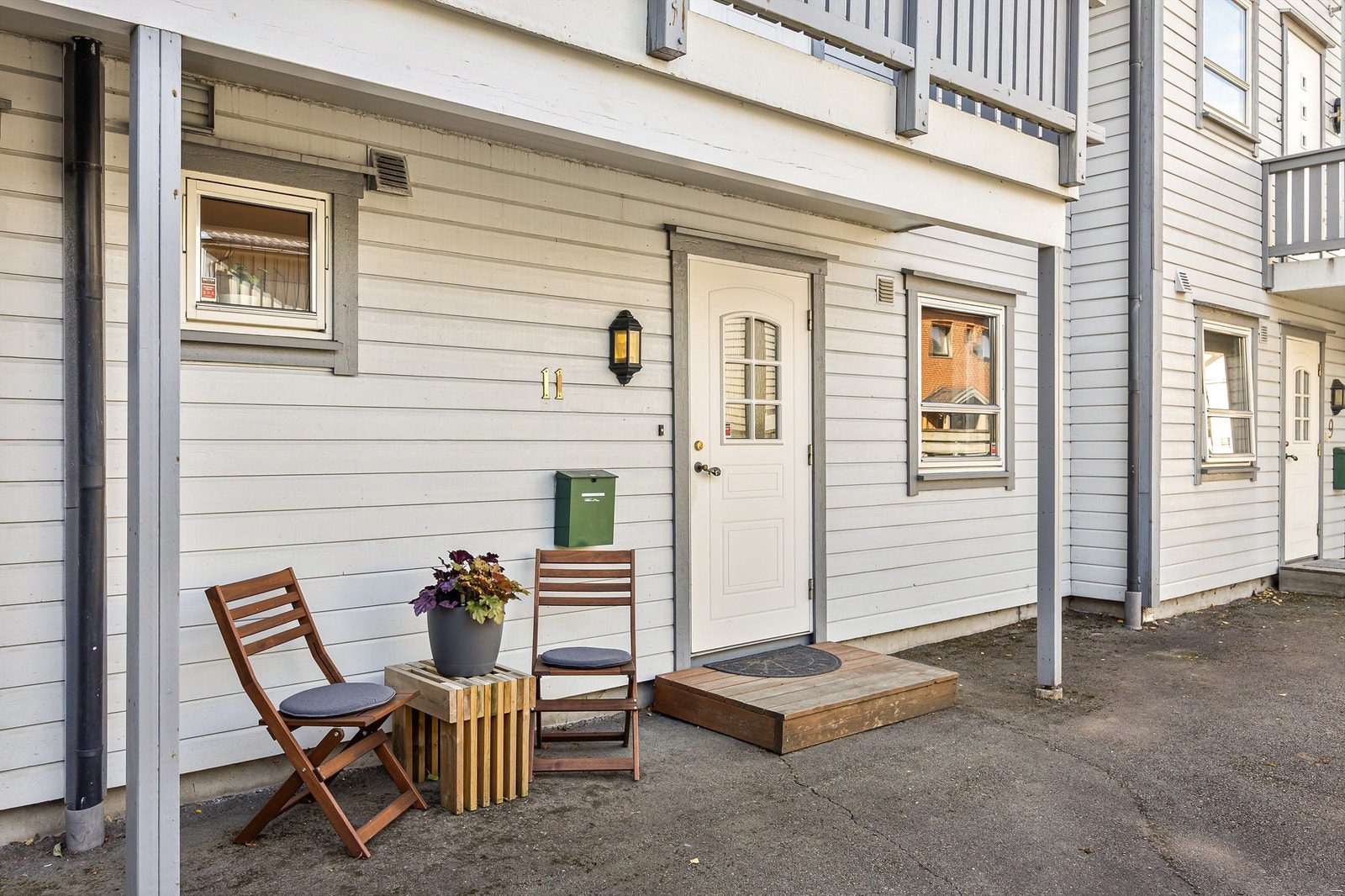 Eget utvendig, overbygget inngangsparti i 1. etasje. Galleribilde