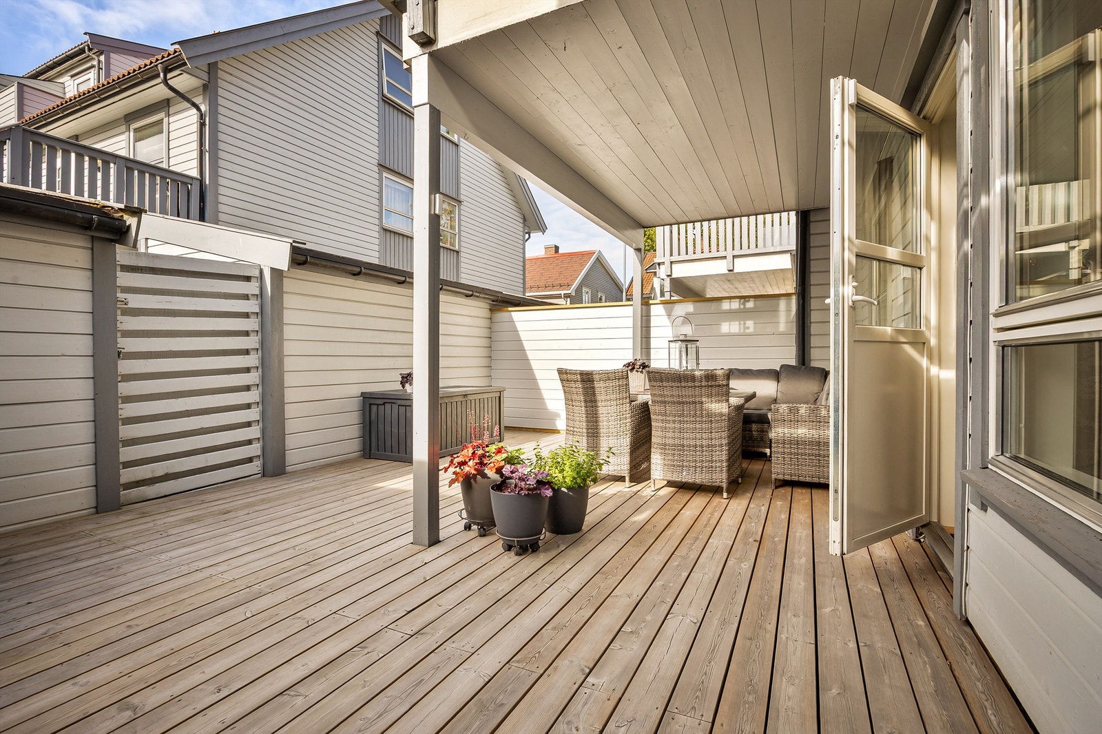 Lun, disponibel terrasse på 29 kvm. Levegger mot nabo og terrasse er fra 2024/2026. Galleribilde