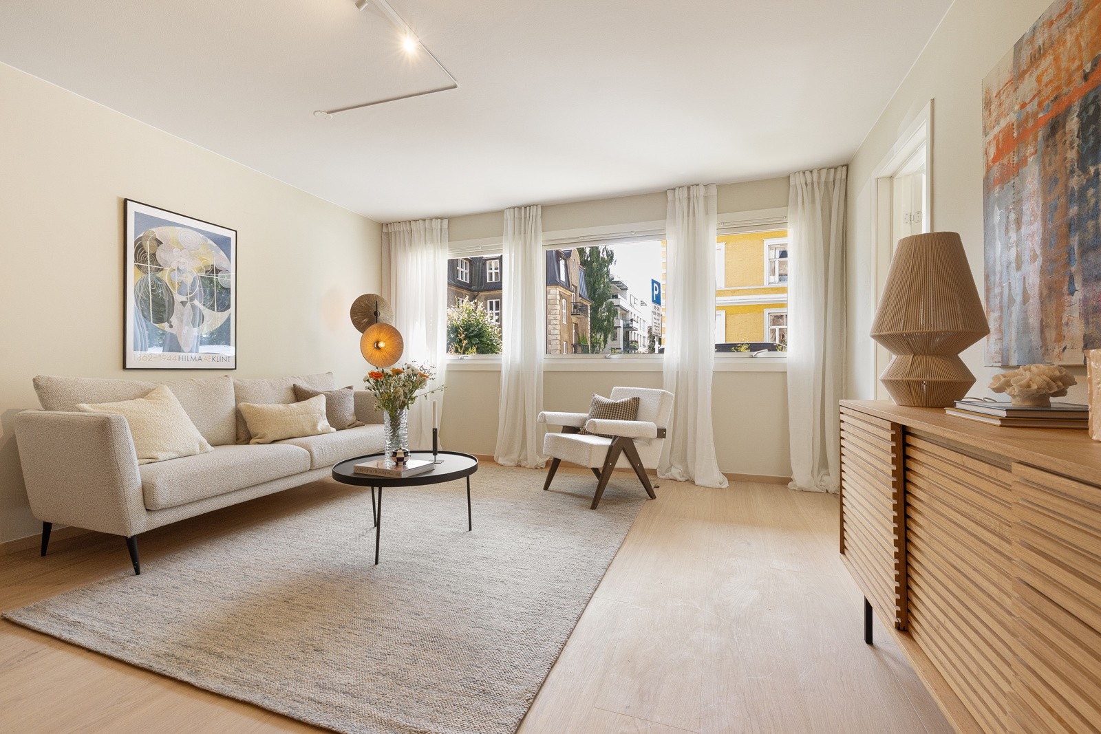 Her er god plass til sofagruppe med tilhørende møblement og spisebord. Galleribilde
