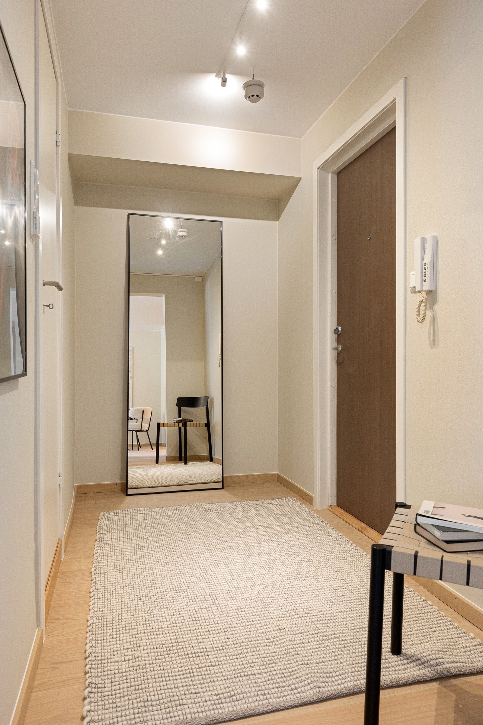 Entréen fremstår lys, med god plass til både knaggrekke og skohylle. Galleribilde