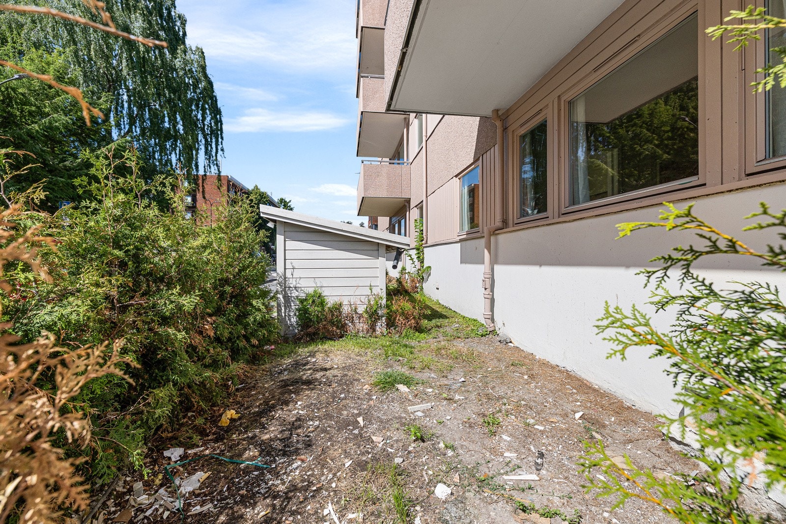Merk at hagearealet utenfor terrassedør er kommunal tomt og tilhører ikke boligen. Borettslaget har søkt om og fått godkjent etablering av dør fra leilighet. Døren monteres i disse dager. Galleribilde
