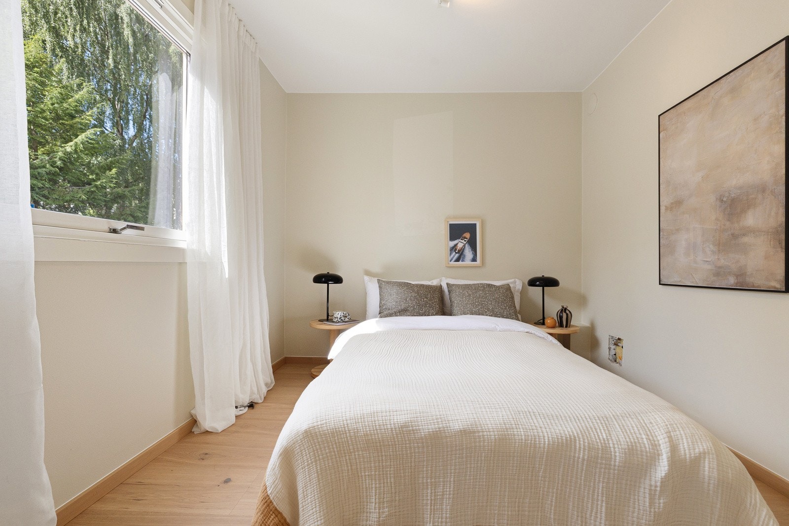 Soverom med god plass til seng. Galleribilde