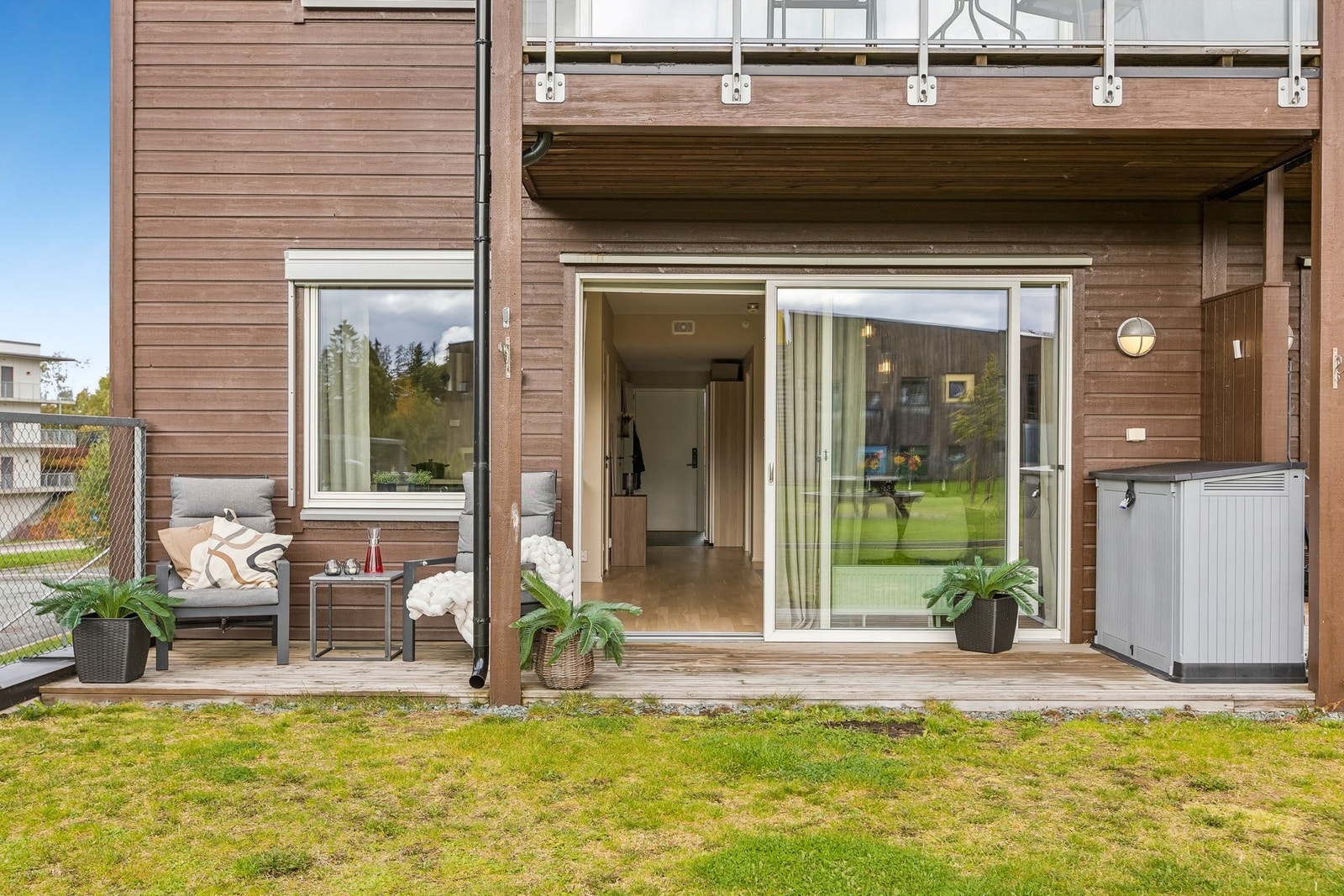 Skjermet uteplass med god plass til egen sittegruppe. Galleribilde