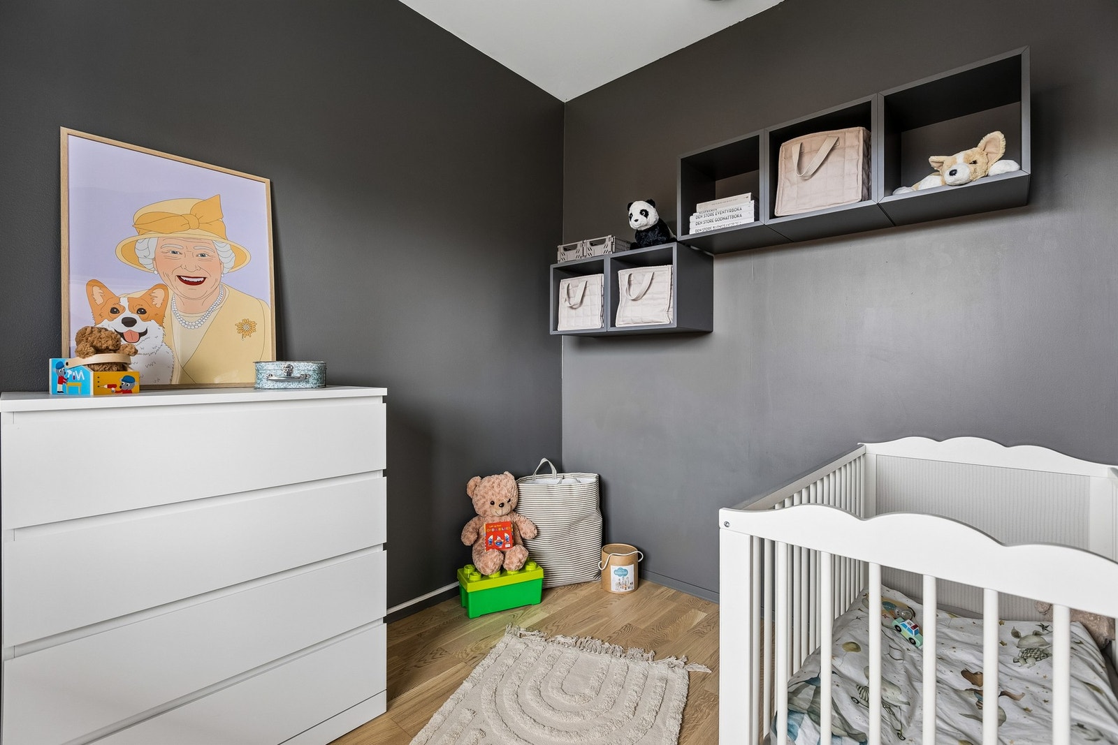Soverom 2 er i dag innredet som barnerom, med plass til både seng og oppbevaringsmøbler. Galleribilde