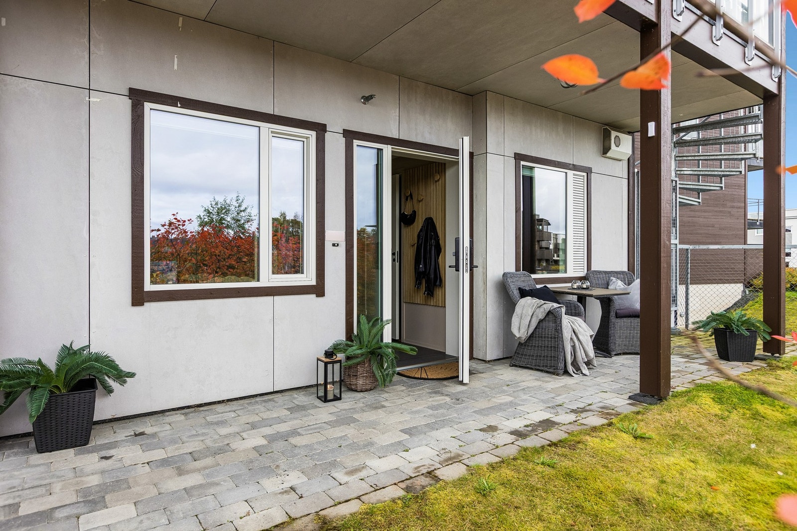 Et pent opparbeidet inngangsparti med plass til en egen sittegruppe ved inngangsdøren. Velkommen til visning! Galleribilde
