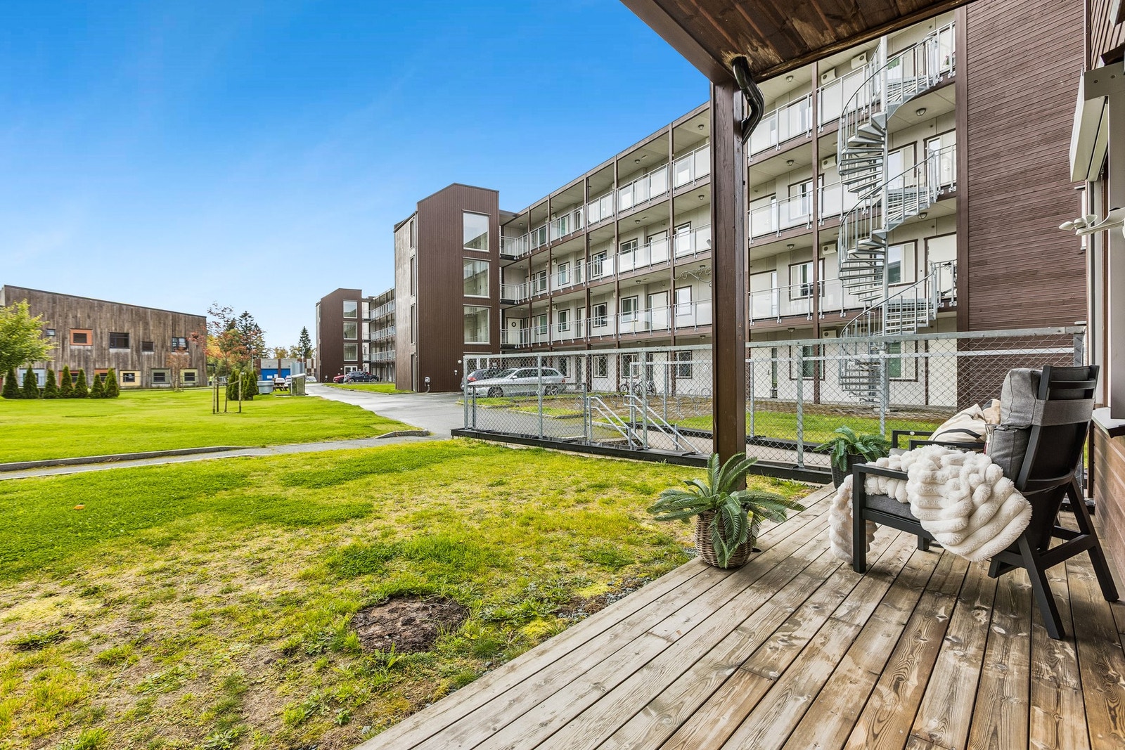 Velholdte fellesarealer omkranser bebyggelsen, med gjesteparkering tilgjengelig utenfor blokk A og B. SJEKK DETTE UT Galleribilde