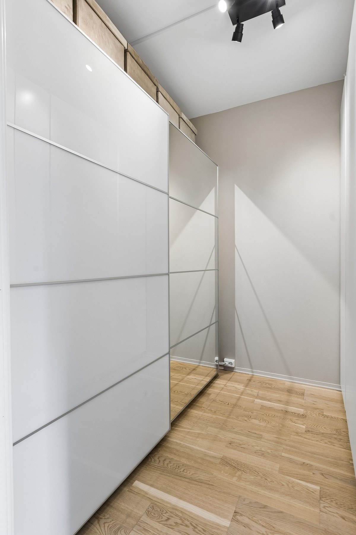 Innvendige bod er i dag innredet som garderobe, med skyvedørsgarderobe og speilfronter som gir rikelig med oppbevaringsplass. Galleribilde