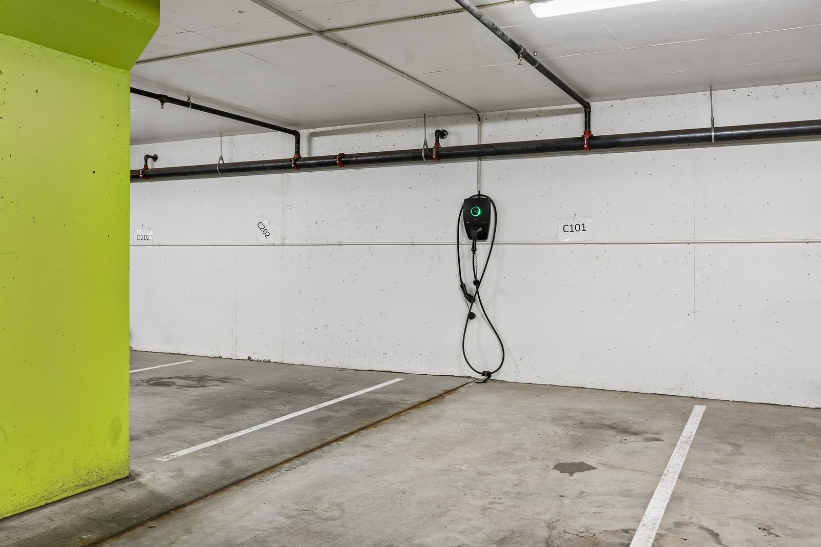 Det medfølger fast parkeringsplass i parkeringskjeller, med opplegg for elbillader. Galleribilde