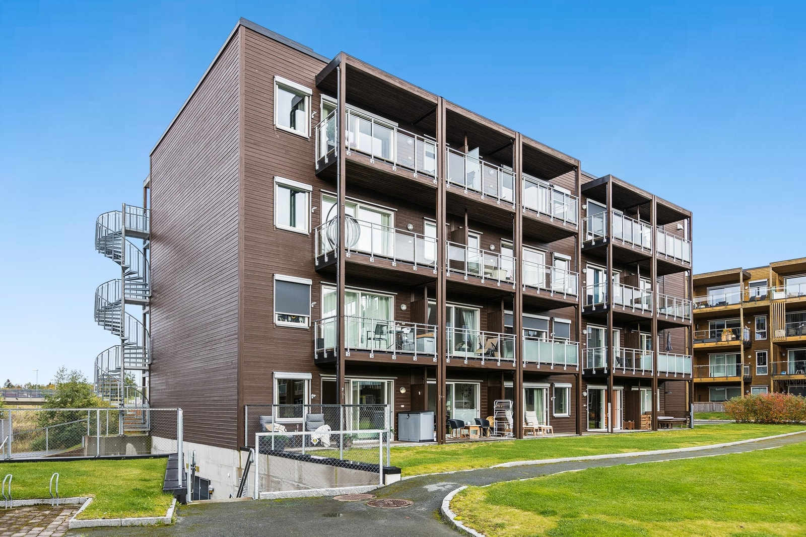 Her får du grønne omgivelser rett utenfor boligen, med Tillerparken like i nærheten. Galleribilde
