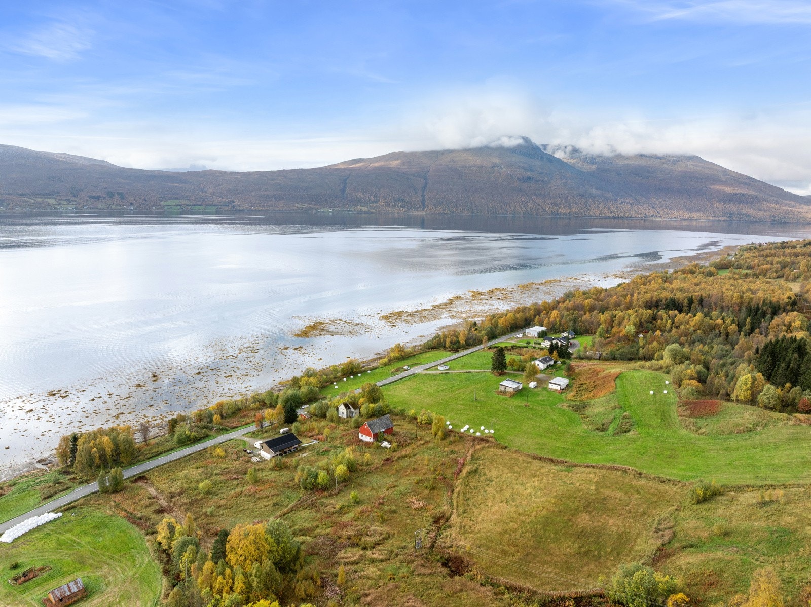Svartnes er et område i Balsfjorden som byr på flotte og fredelige omgivelser med nærhet til både hav og fjell.