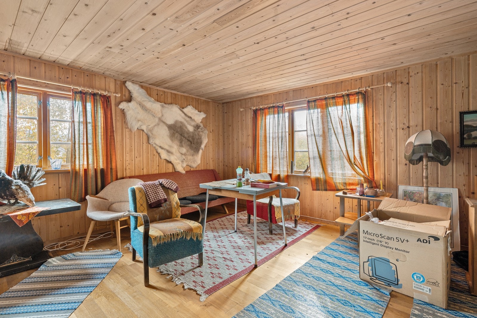 Tross bygningens stand har huset noen sjarmerende trekk med furupanel.