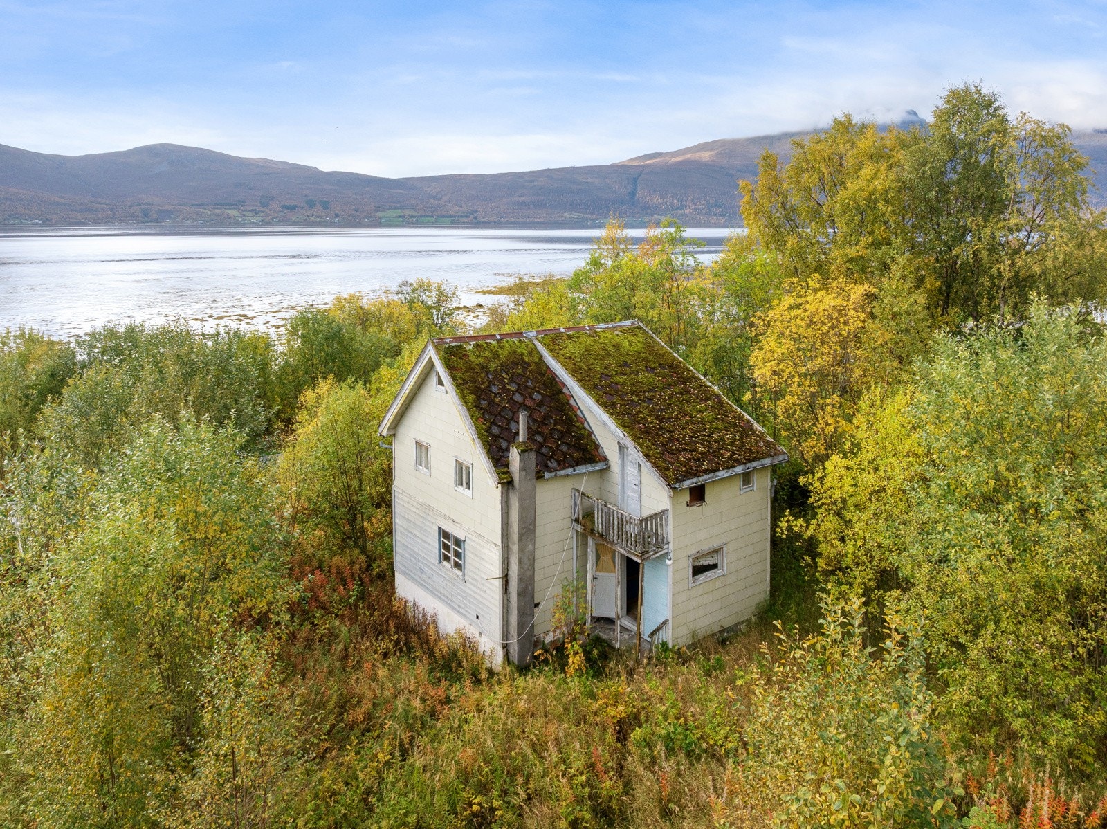 Bygningsmassen består av hovedhus, fjøs og garasje.