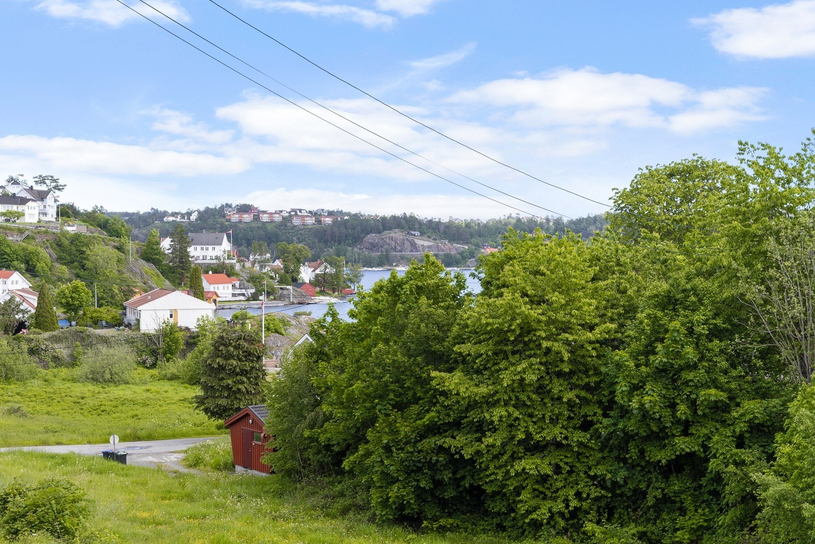 Fra eiendommen er det utsikt mot Hølen og omkringliggende natur. Galleribilde