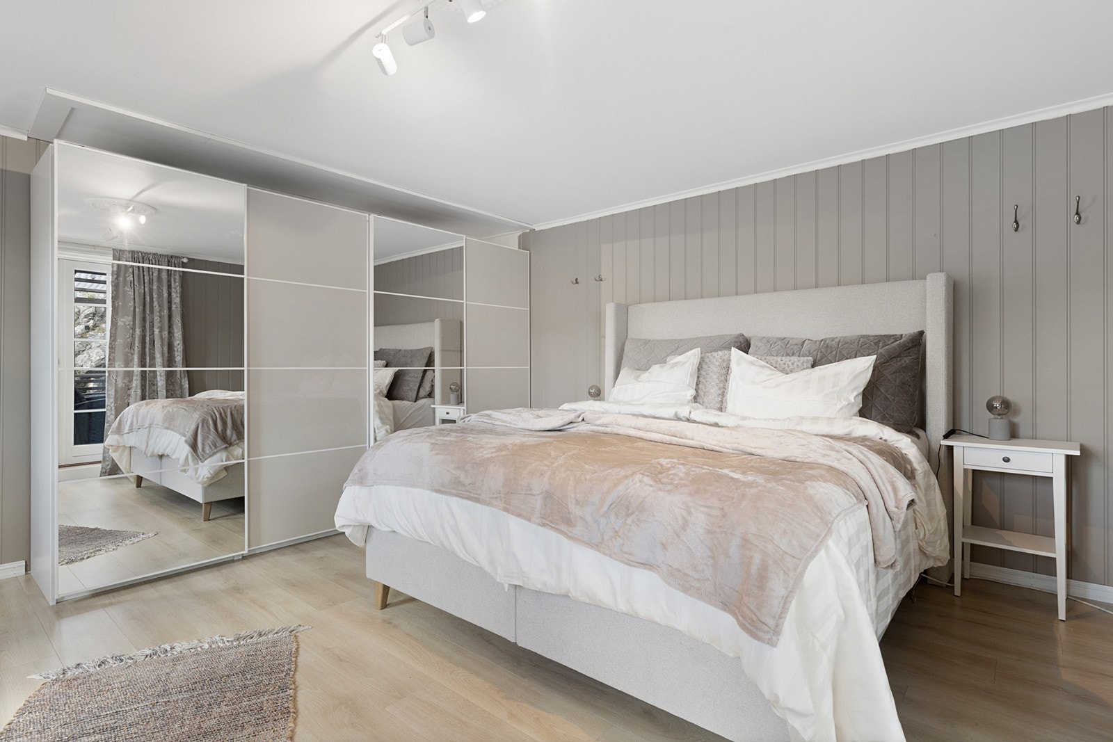 Skyvedørsgarderobe på hovedsoverommet gir effektiv oppbevaring og et ryddig inntrykk. Galleribilde