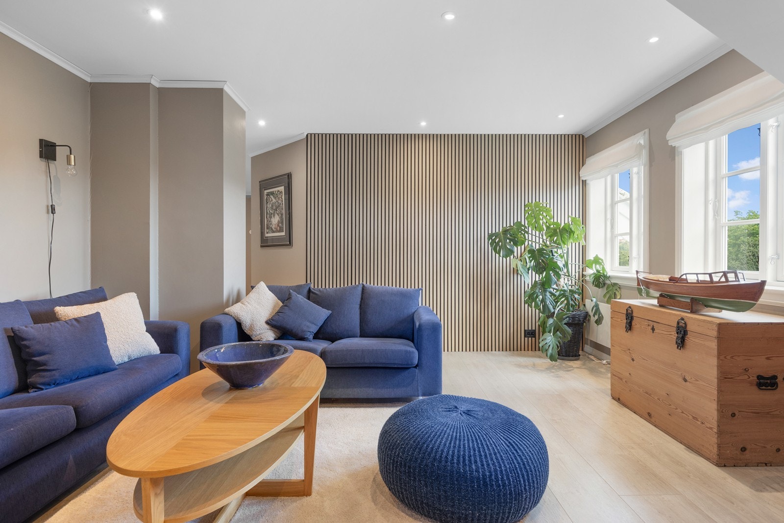 Laminatgulv og slettmalte vegger gir en moderne og vedlikeholdsvennlig overflate. Spilevegg og downlights gir et moderne uttrykk Galleribilde