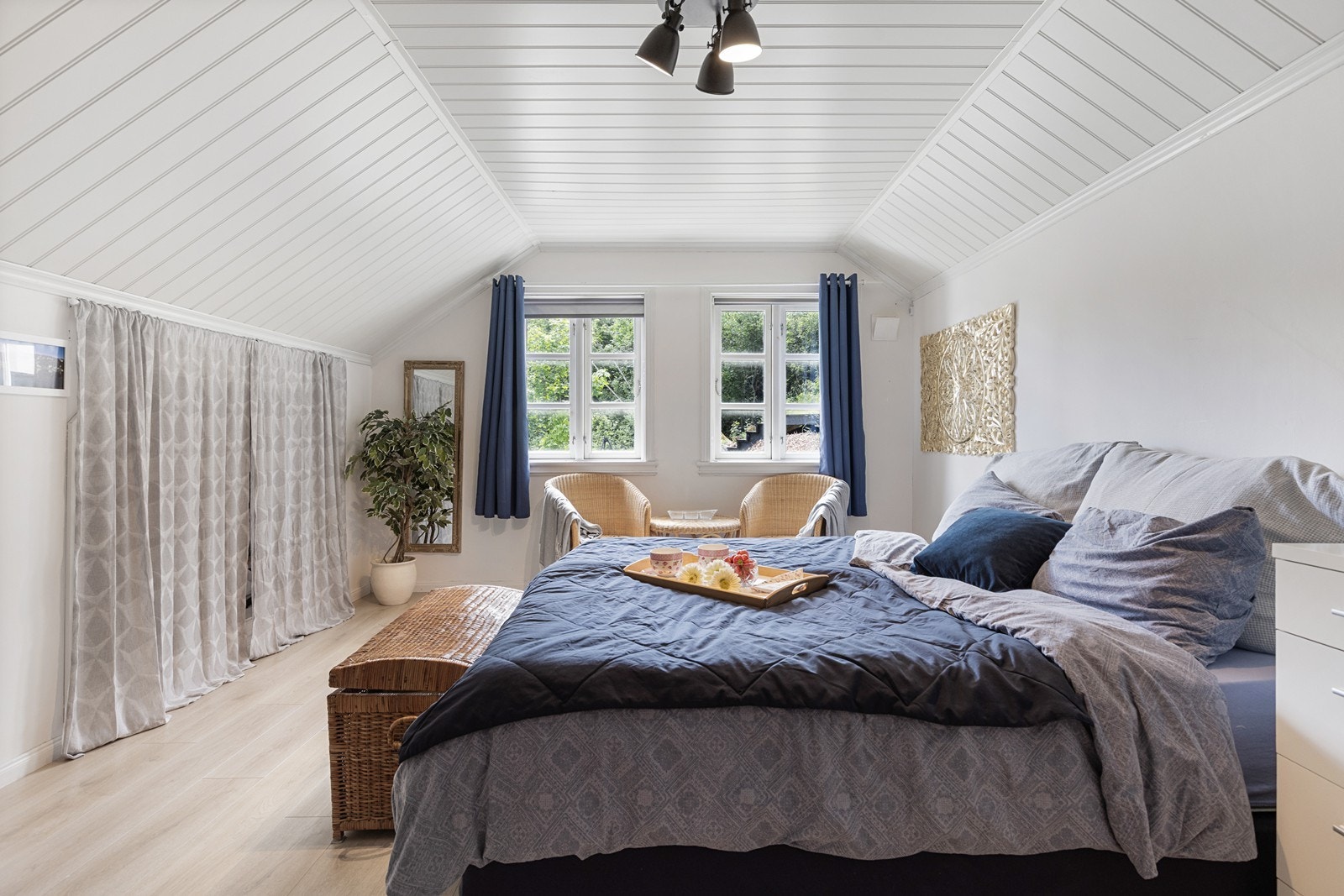 Soverom 3 er stort og luftig, med garderobeplass i knevegg Galleribilde