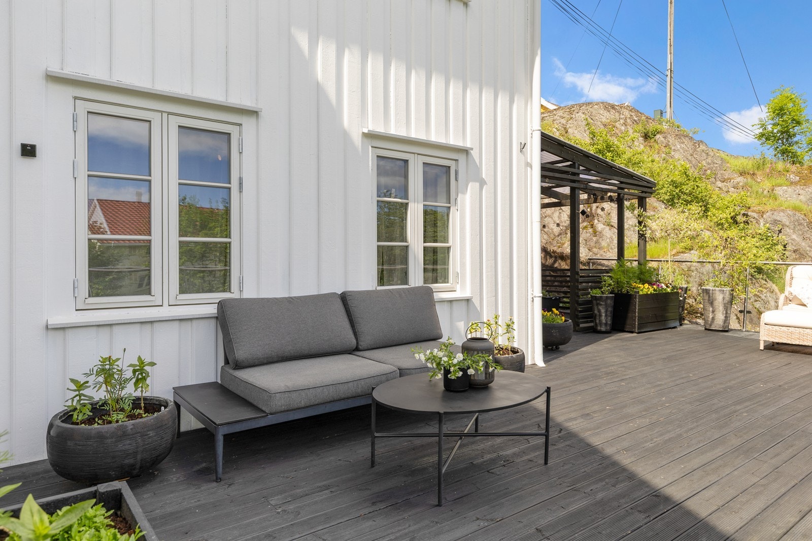 Terrassen gir god plass til flere sittegrupper. Galleribilde