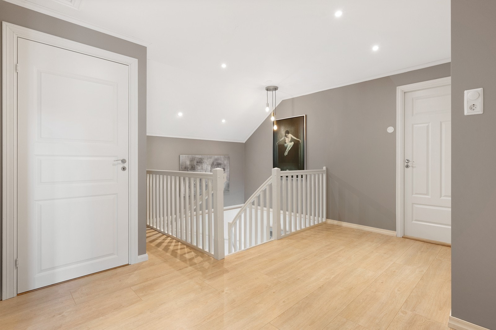 Romslig trappegang med downlights i tak Galleribilde