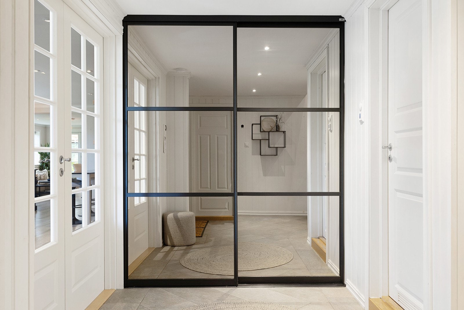 Skyvedørsgarderobe med garderobeplass og vaskeromsnisje bak Galleribilde
