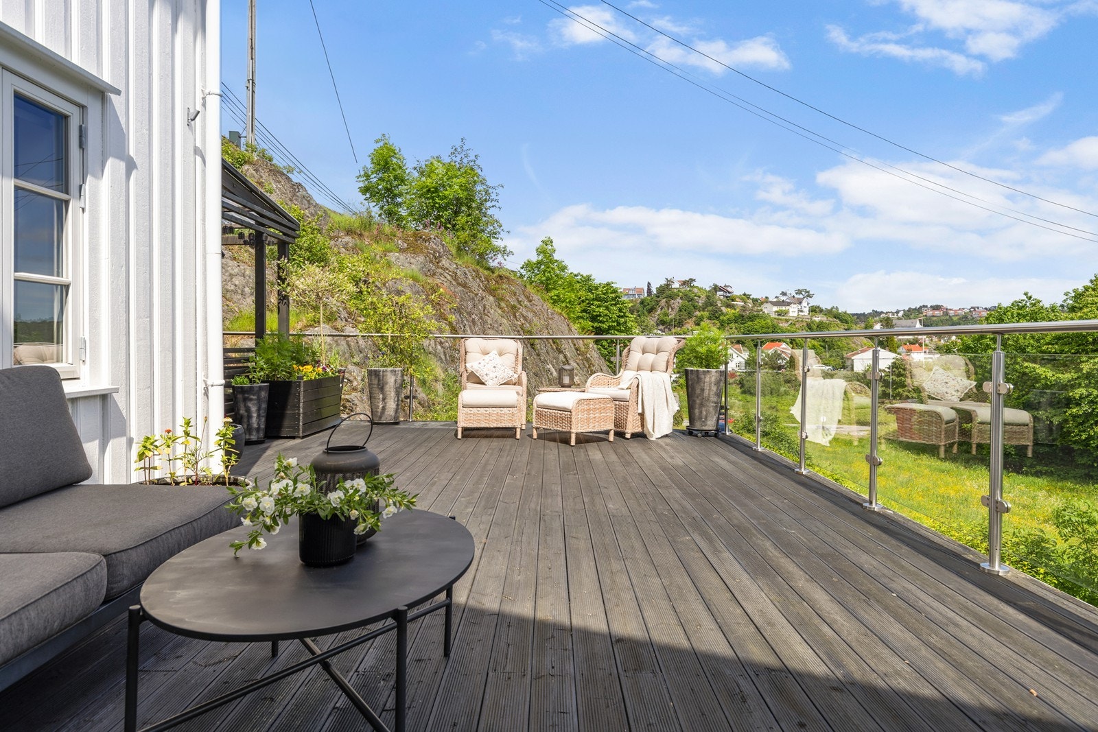Åpen terrasse med glassrekkverk gir en luftig følelse. Galleribilde