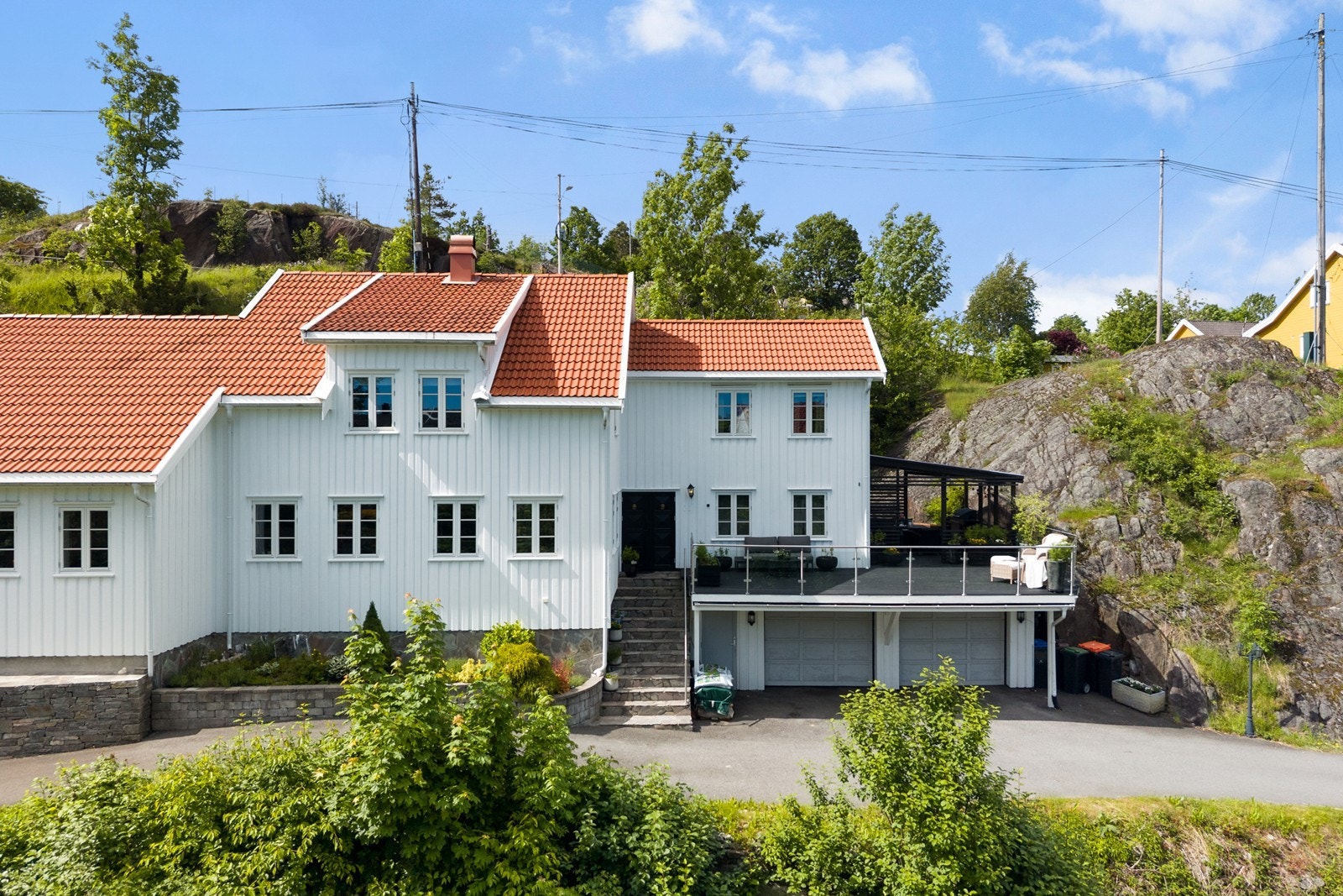 Eiendommen har dobbel integrert garasje med stor og delvis overbygget uteplass over Galleribilde