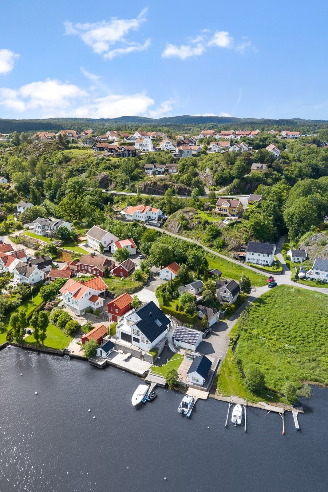Nærområdet har en kombinasjon av landlig og maritim karakter. Galleribilde