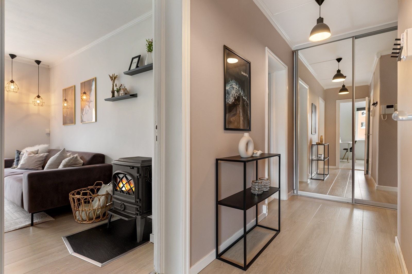 Fra stuen har du en romslig gang som fører til soverom/bad og tilbud masse lagringplass ved utgangsdøren. Galleribilde