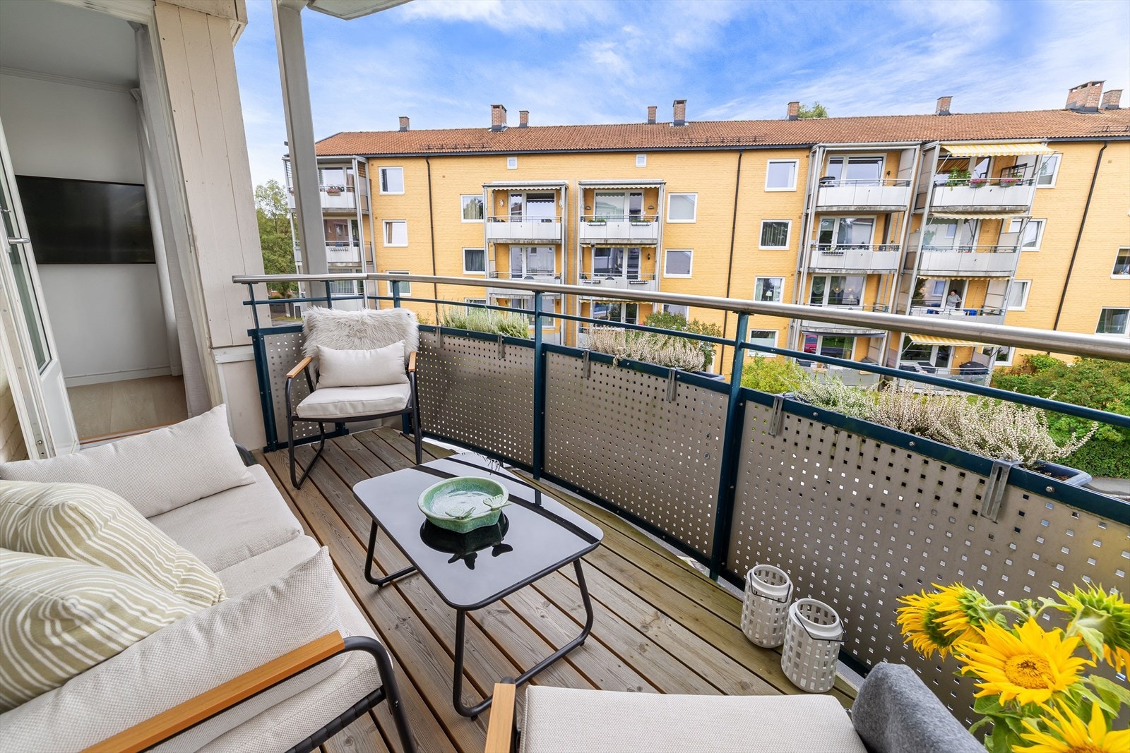 Balkongen er en perfekt forlengelse av stue, noe som gir mulighet for en ekstra sosial sone hvor man kan nyte morgenkaffen eller sene kvelder. Galleribilde