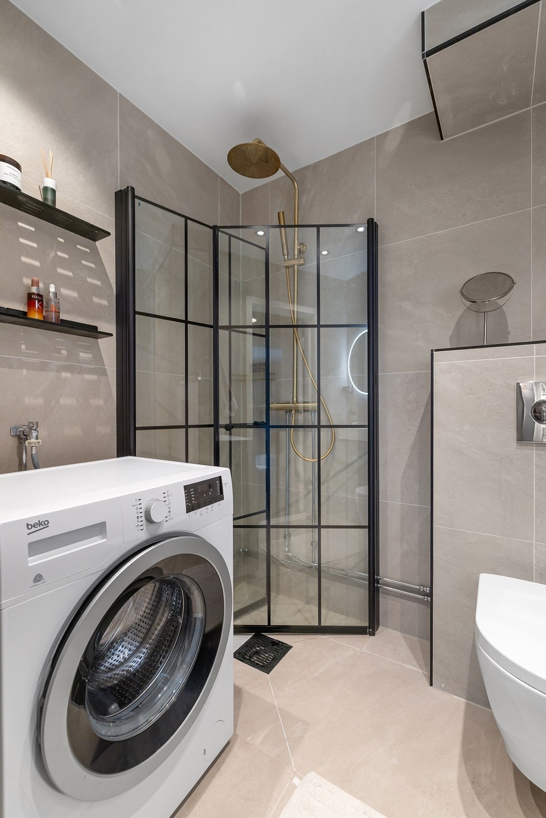Badet har et stilrent uttrykk med flotte, store fliser på gulv og vegger. Himlingen har downlights og malt overflate, og gulvvarme sørger for god komfort. Galleribilde